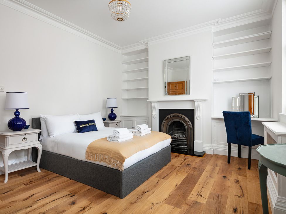 A bedroom with bed and desk at Castle View in Windsor, Berkshire