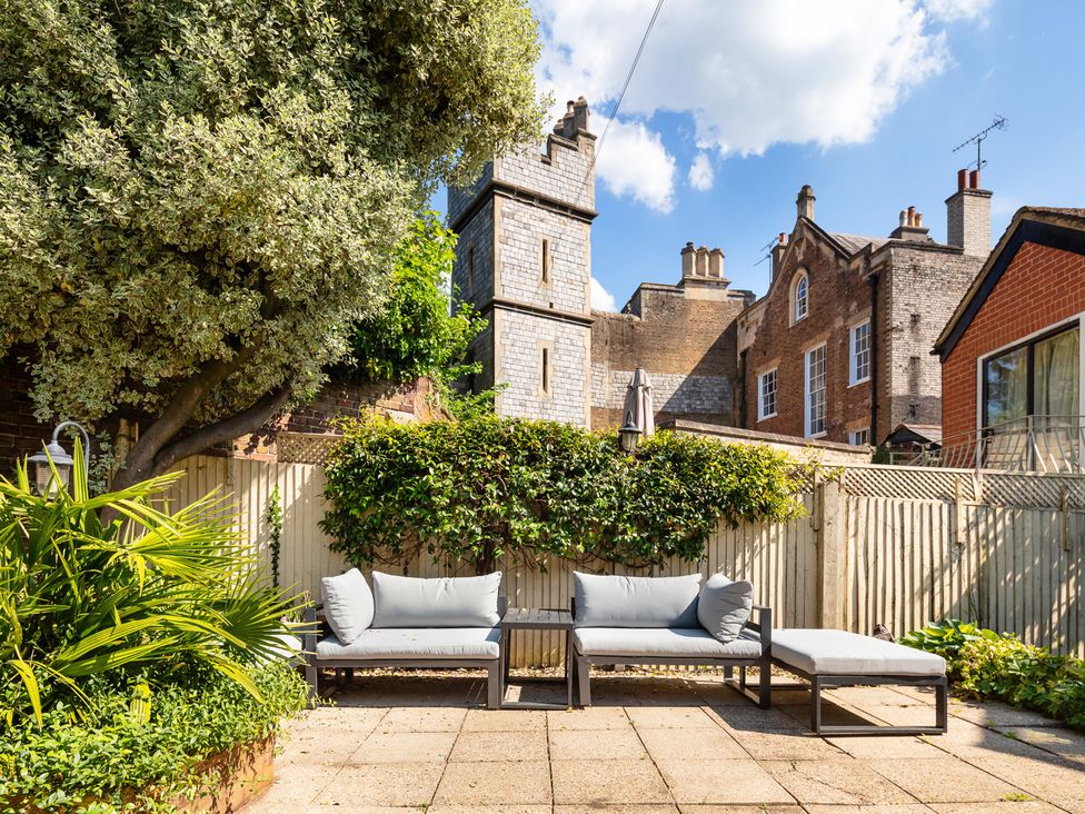 A garden with an outdoor sofa and plants at Castle View in Windsor, Berkshire