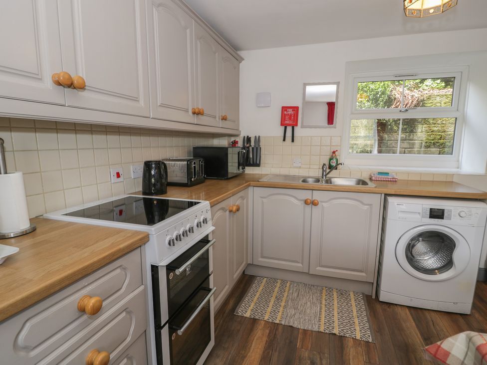 A kitchen with appliances and storage at Ysgoldy in Dolwyddelan