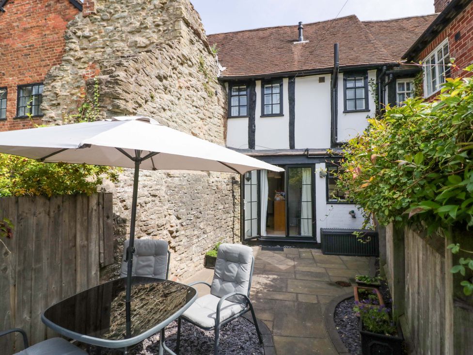 A garden with a table and chairs at Middle Cottage in Ludlow