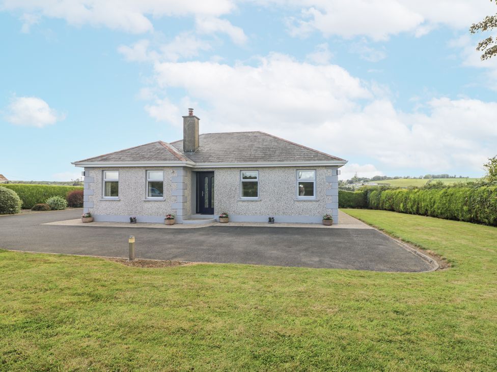 A house with a front yard and driveway at Dunbrody Dreams in 