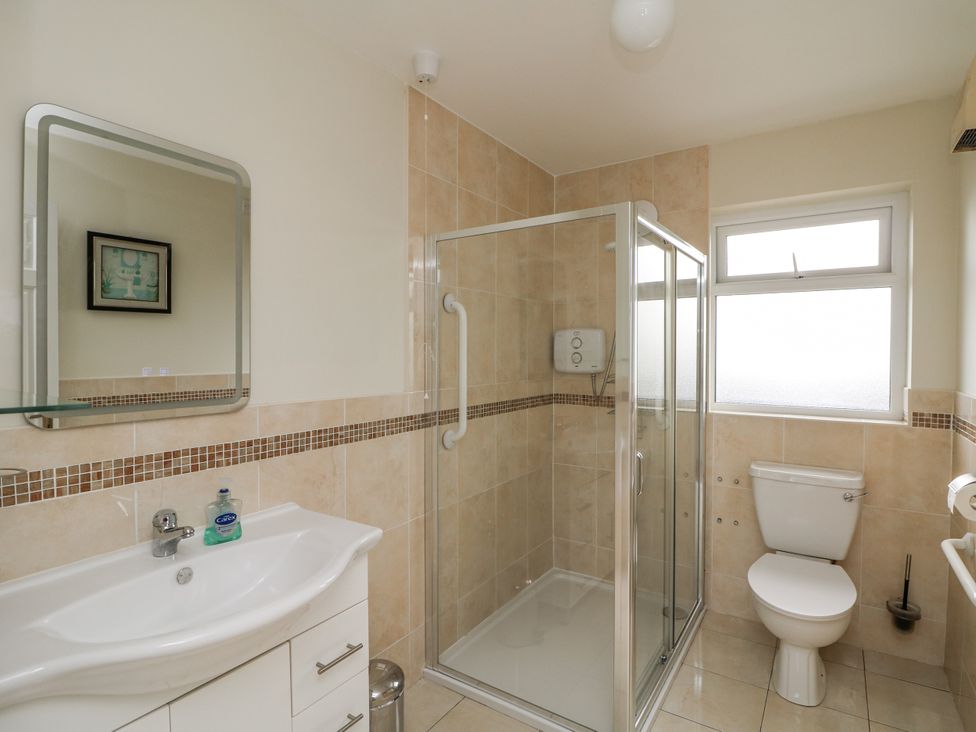 A bathroom with a sink, shower, and toilet at Dunbrody Dreams