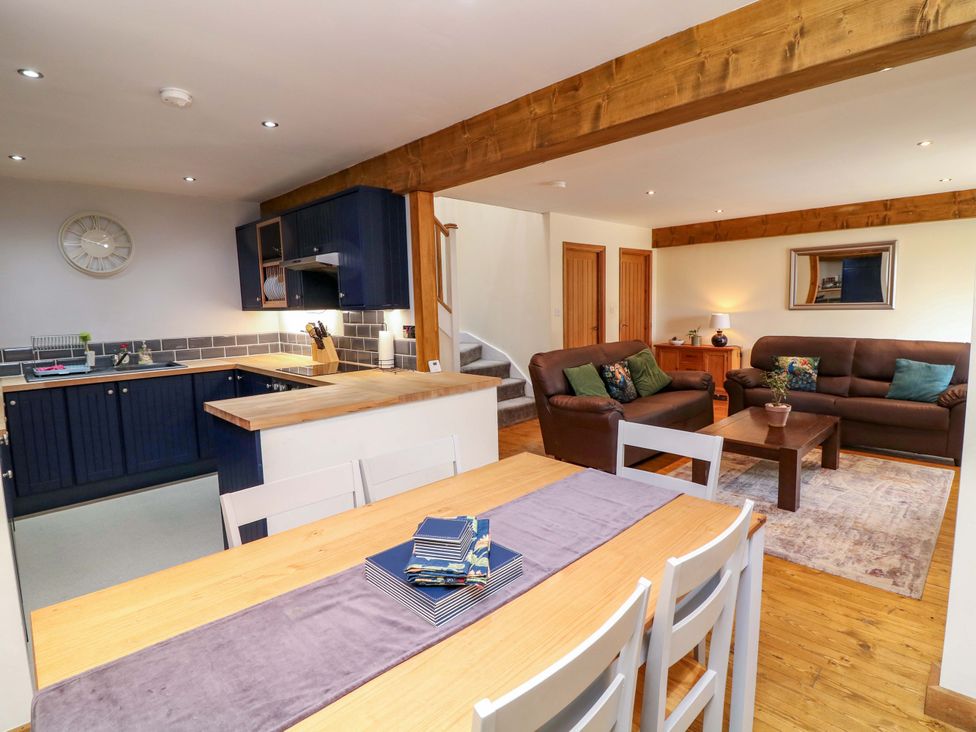 A kitchen and dining area with seating at Mylo's Cottage in Langrick near Boston