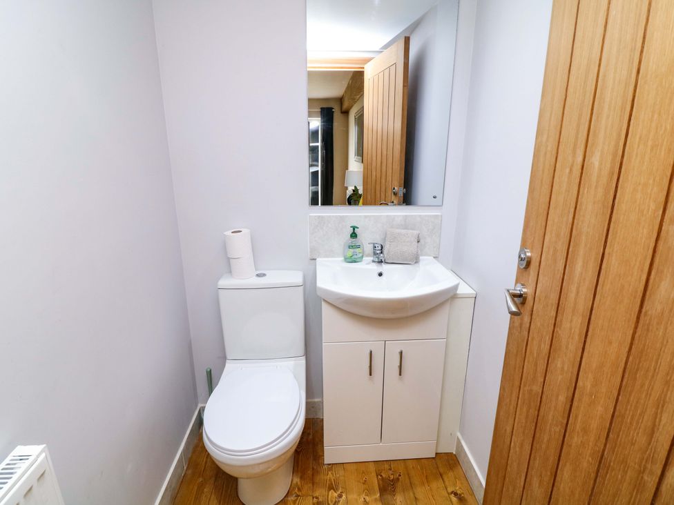 A bathroom with a sink and toilet at Mylo's Cottage in Langrick near Boston