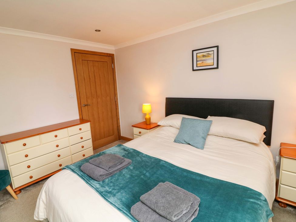 A bedroom with a bed and dresser at Mylo's Cottage Langrick near Boston
