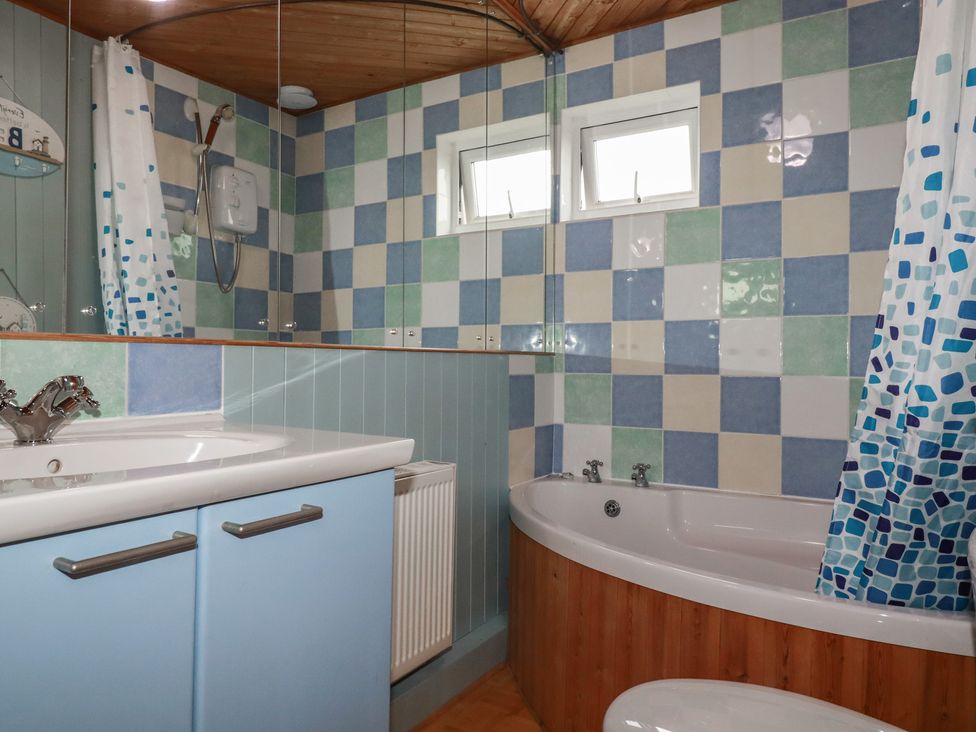 A bathroom featuring a bathtub and sink at 38 Surf View in Newquay
