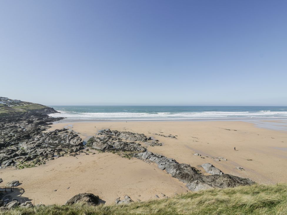 A beach with sand and rocks at Surf View in Newquay