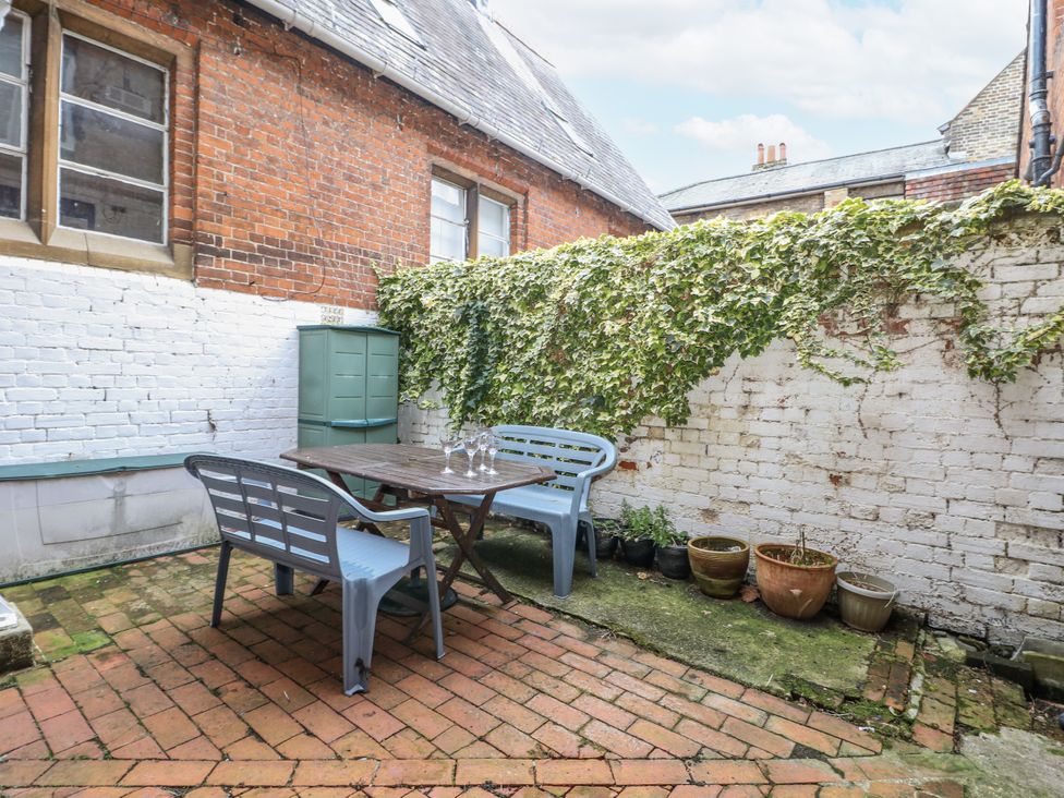 A garden with a table and chairs at The Old School House in Windsor