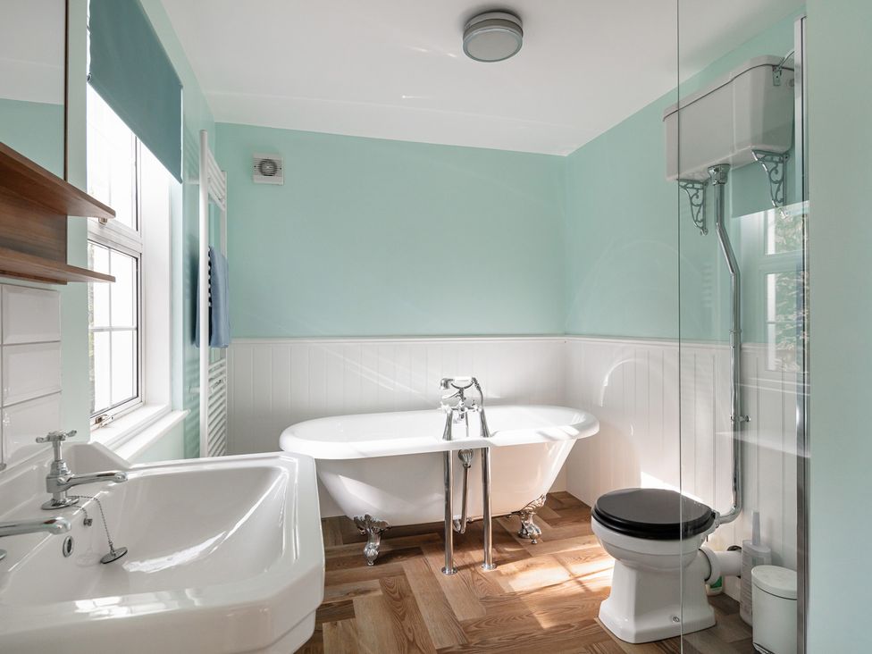 A bathroom with a bathtub, sink, and toilet at Violet House in Iver
