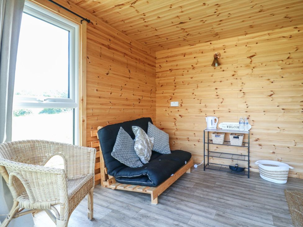 A snug with a sofa and kettle at Bluebell Lodge in Hastings