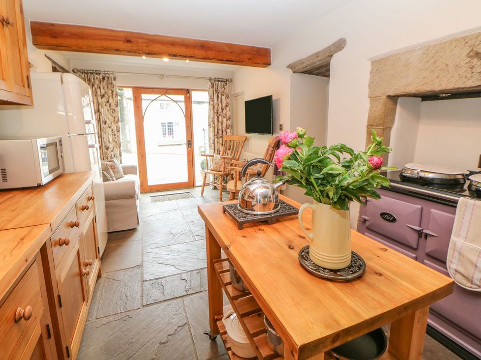 A kitchen with appliances and a dining area at Billy Whiskey's in Tideswell