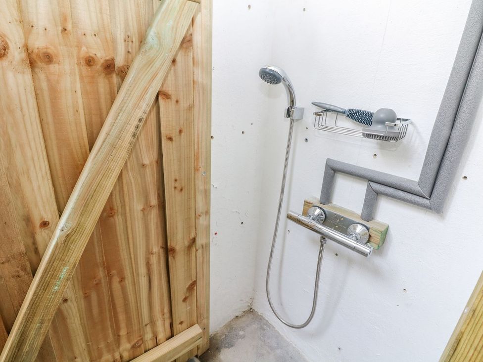 A shower with controls and a showerhead at Billy Whiskey's in Tideswell