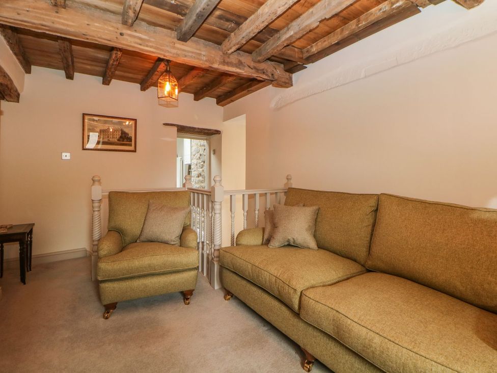 A sitting room with a sofa and armchairs at Billy Whiskey's in Tideswell