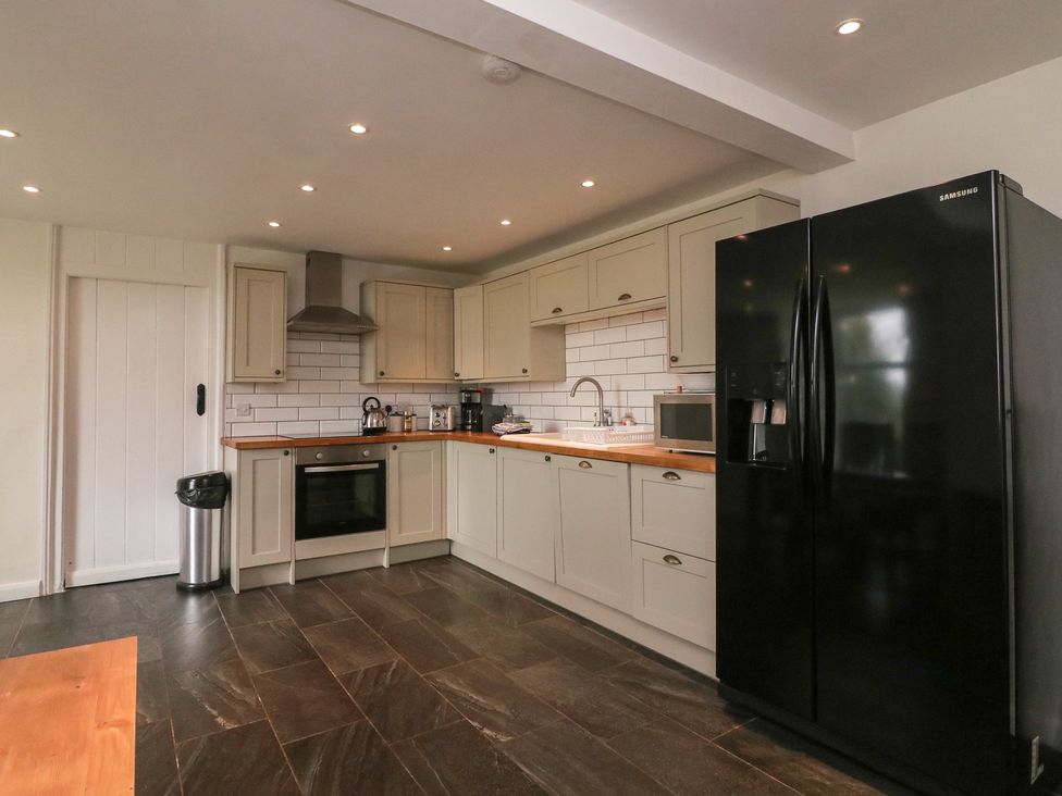 A kitchen with cabinets, appliances, and countertop at Tapps Lodge Plymouth