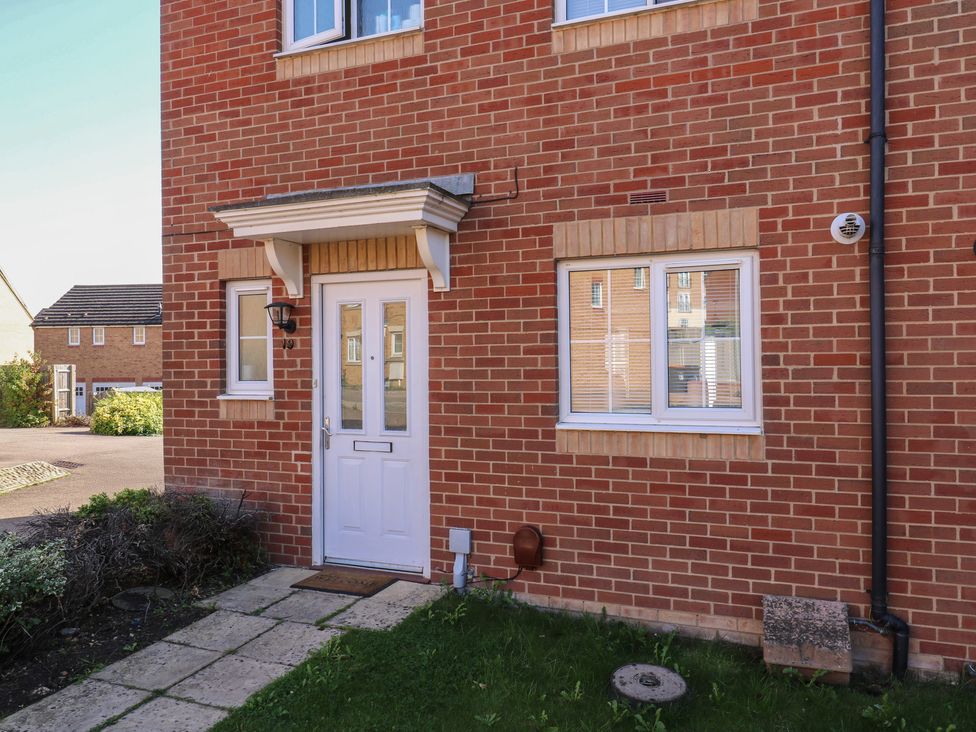 An exterior view of a brick house with a front door and window at Gem Relax