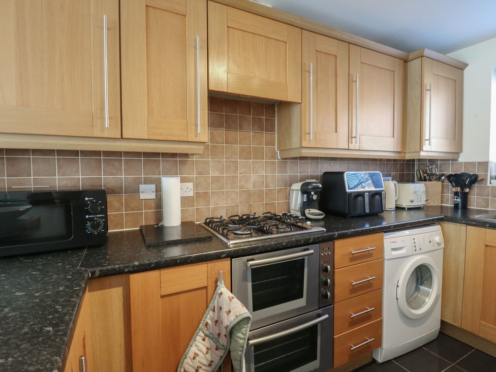 A kitchen with appliances and cabinets at Gem Relax in 