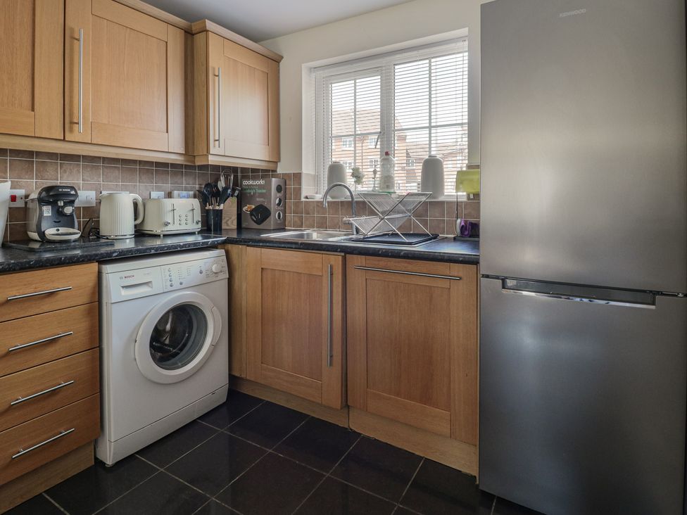 A kitchen with appliances and a window at Gem Relax in Leighton Buzzard