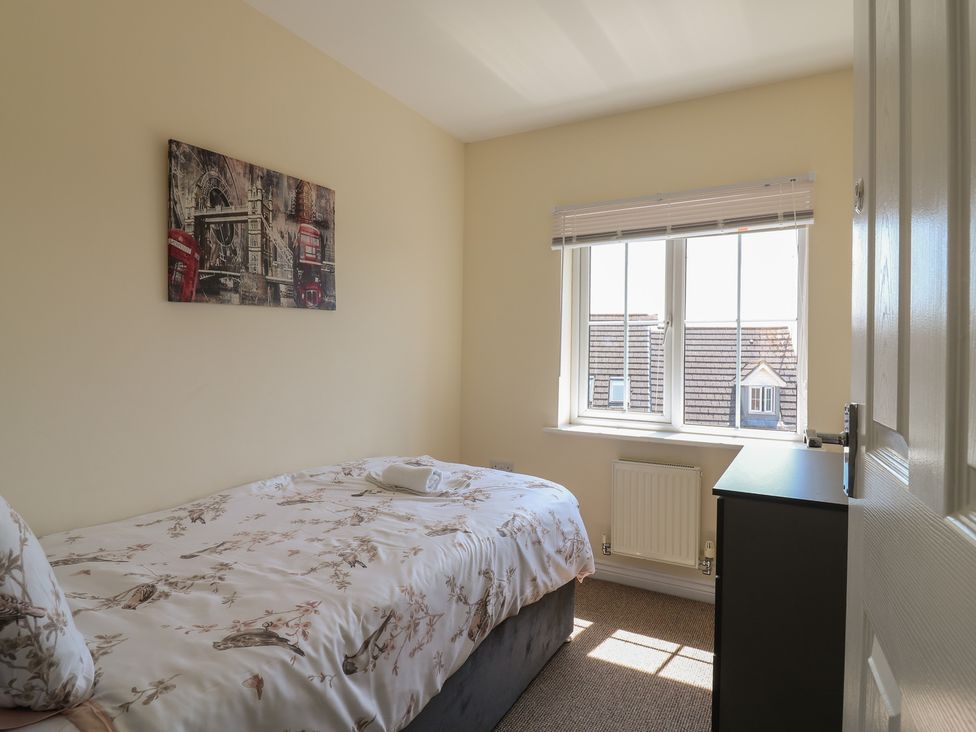 A bedroom with a bed and window at Gem Relax in Leighton Buzzard