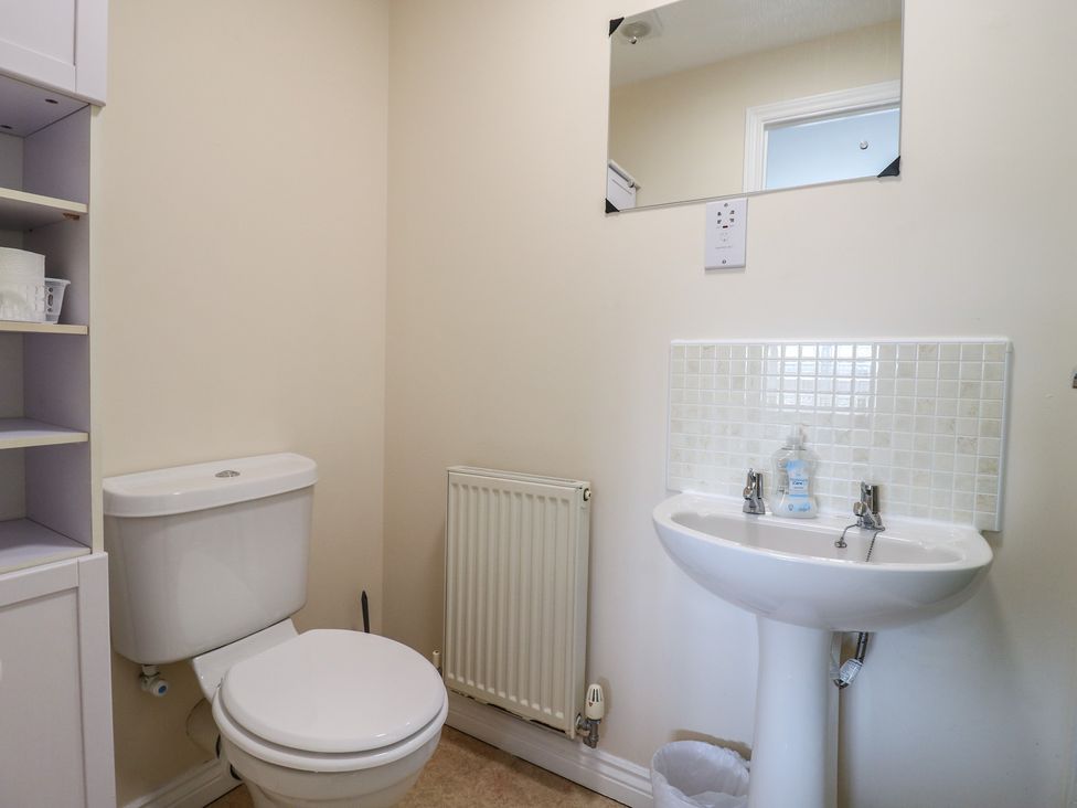 A bathroom with a sink and toilet at Gem Relax in Leighton Buzzard