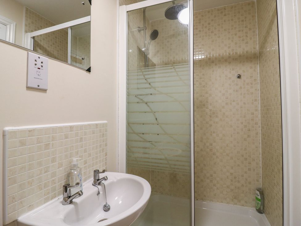 A bathroom with a sink and shower at Gem Relax in Leighton Buzzard