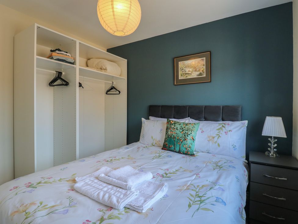 A bedroom with a bed and wardrobe at Gem Relax in Leighton Buzzard