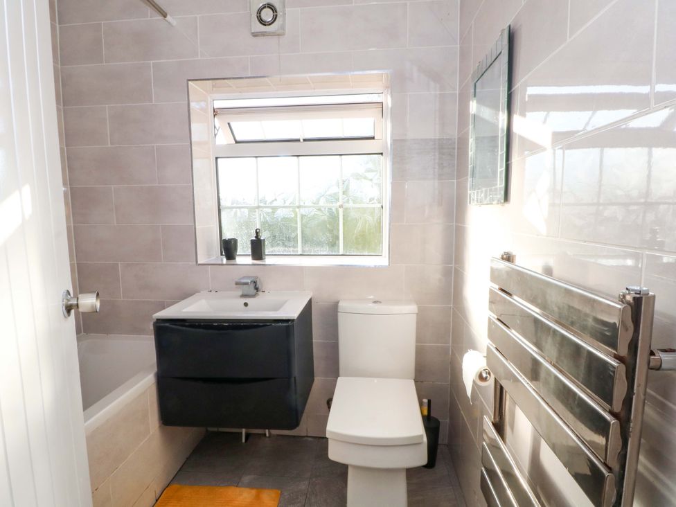 A bathroom with a bathtub, sink, and toilet at Ash House