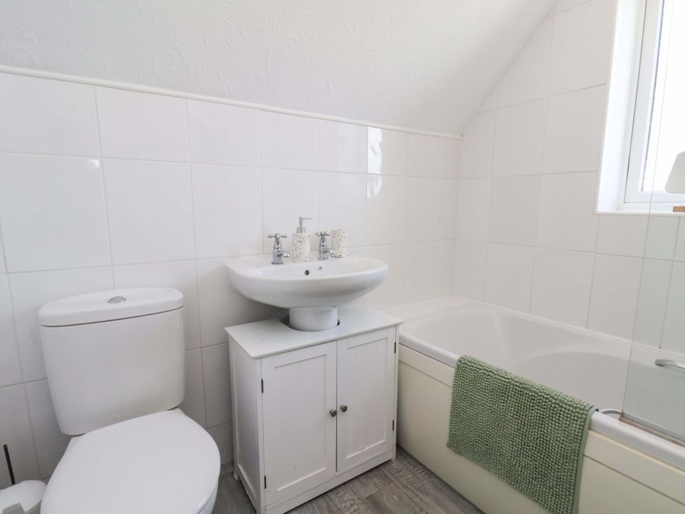 A bathroom with a toilet, sink, and bathtub at Floraville