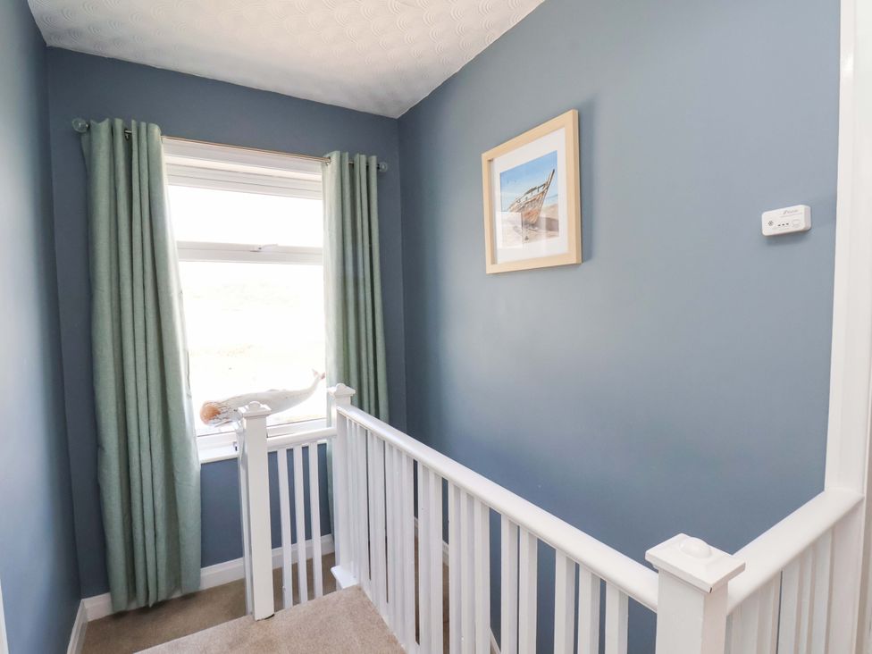 A hallway with a window and framed picture at Floraville