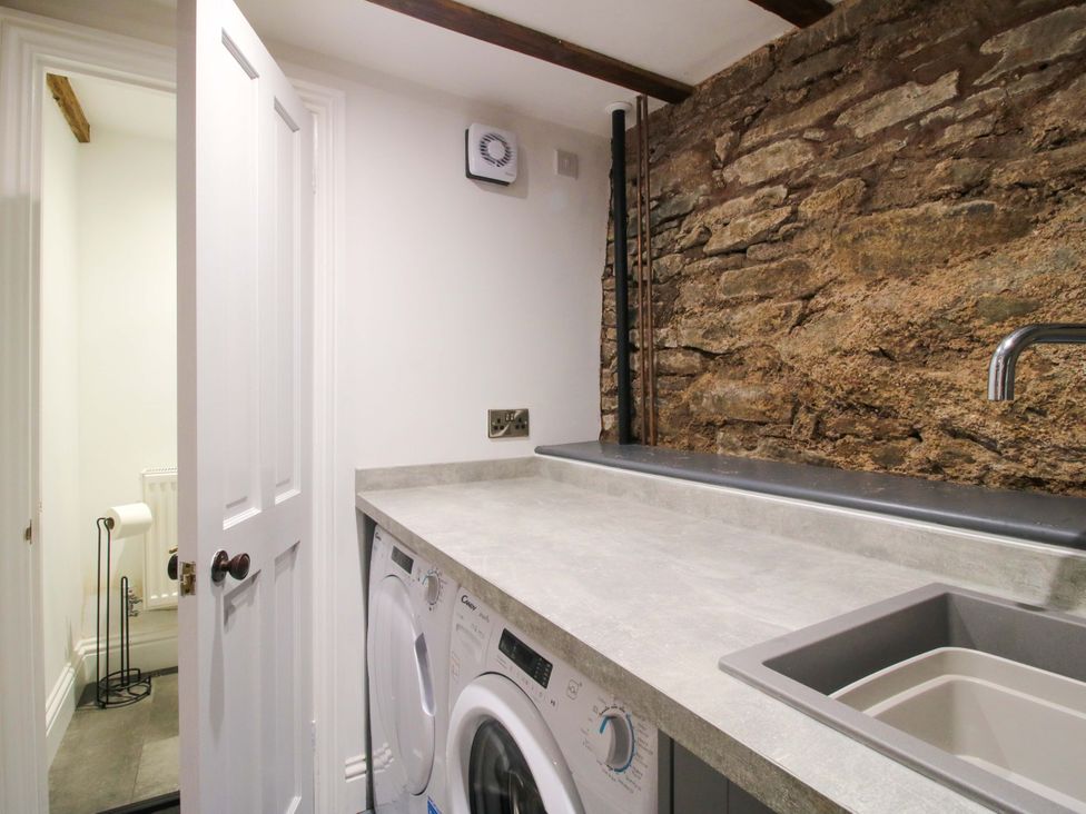 A laundry room with a washing machine and a sink at Raven Lane Retreat, Ludlow