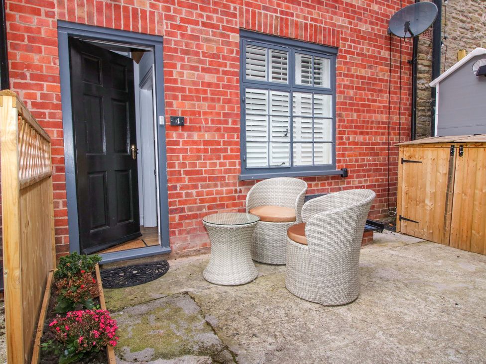 An outdoor area with seating and plants at Raven Lane Retreat in Ludlow