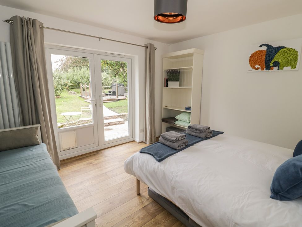 A bedroom with a bed and towels on display at Harran, Pershore