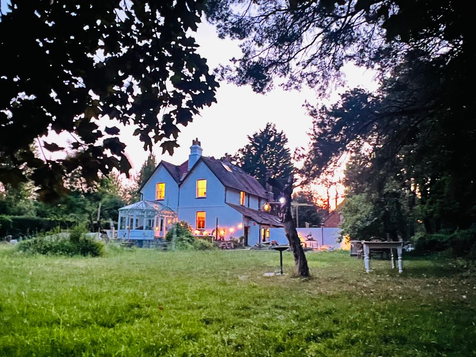 A house with a garden at Your Country House in Reading