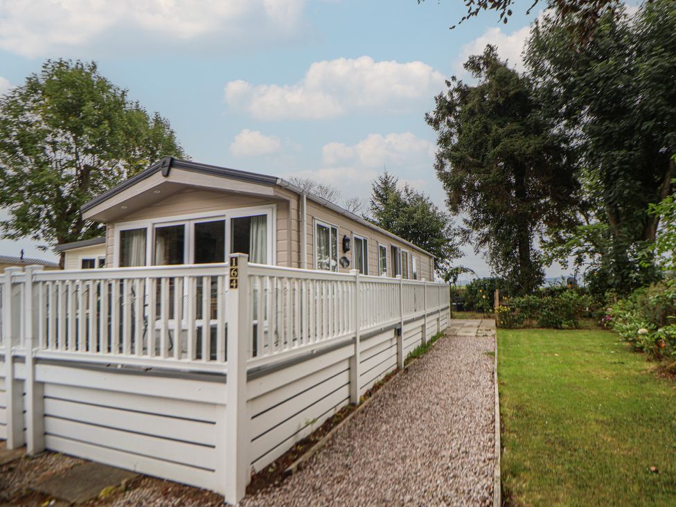 An outdoor view of a house with a deck and garden at Delta Superior 