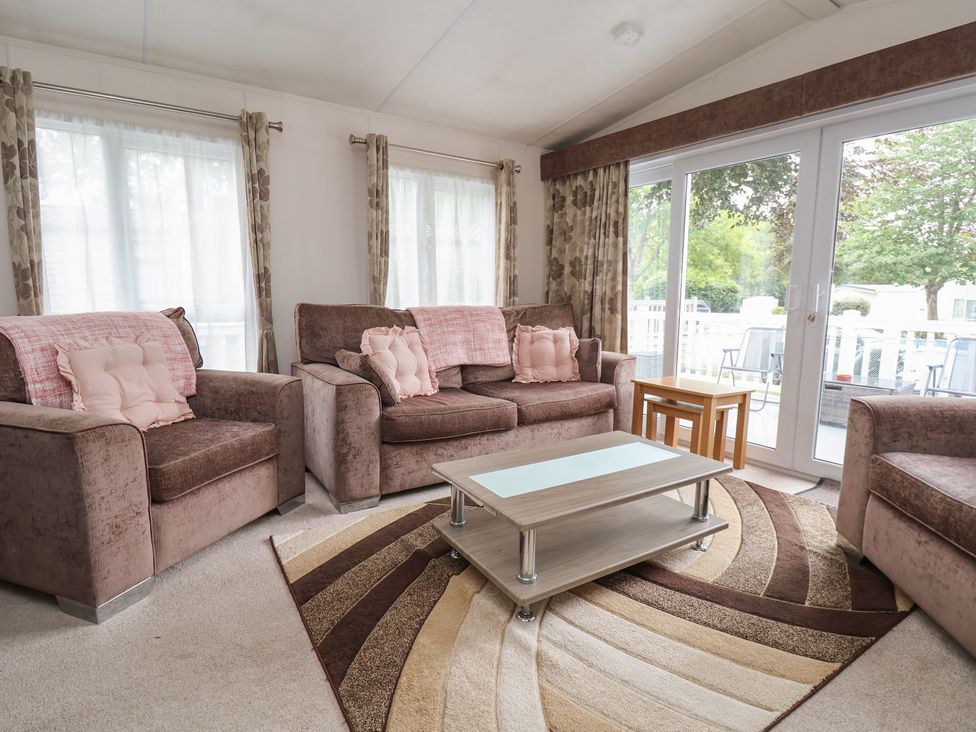 A living room with sofas and a coffee table at Delta Superior 