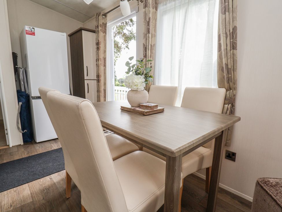 A dining room with a table and chairs at Delta Superior