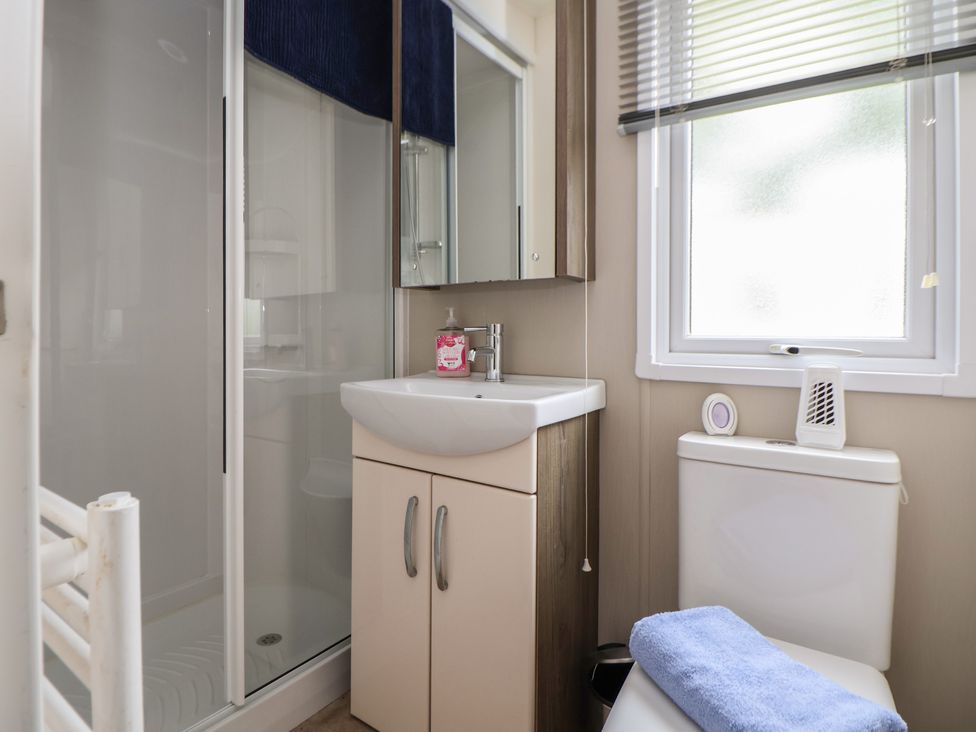 A bathroom with a shower, sink, and toilet at Delta Superior