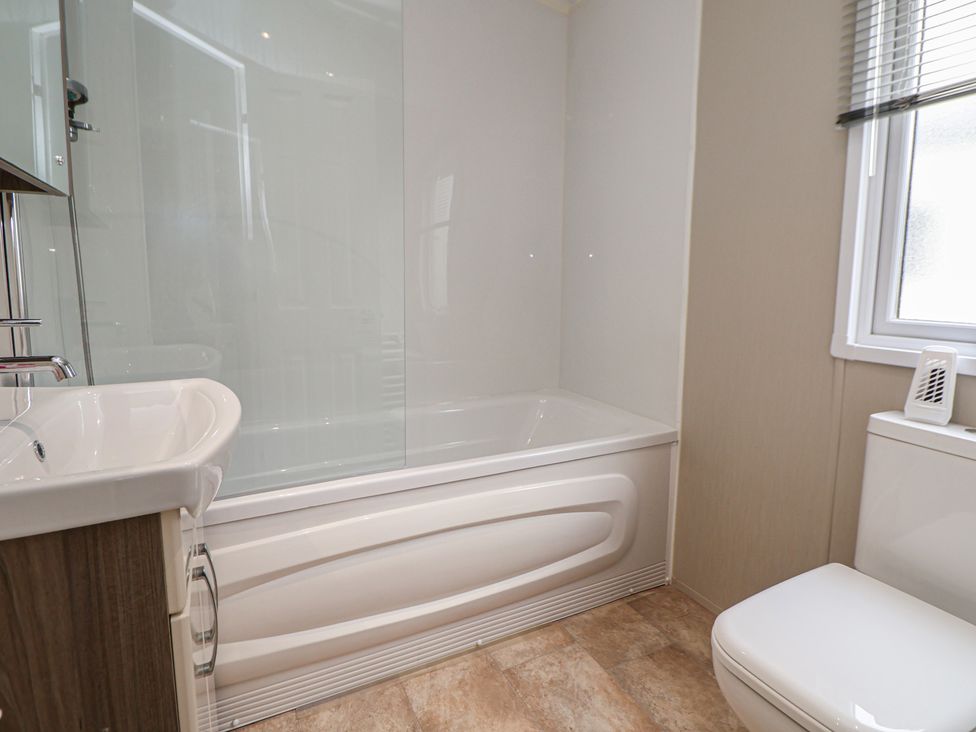 A bathroom with bathtub, sink, and toilet at Delta Superior