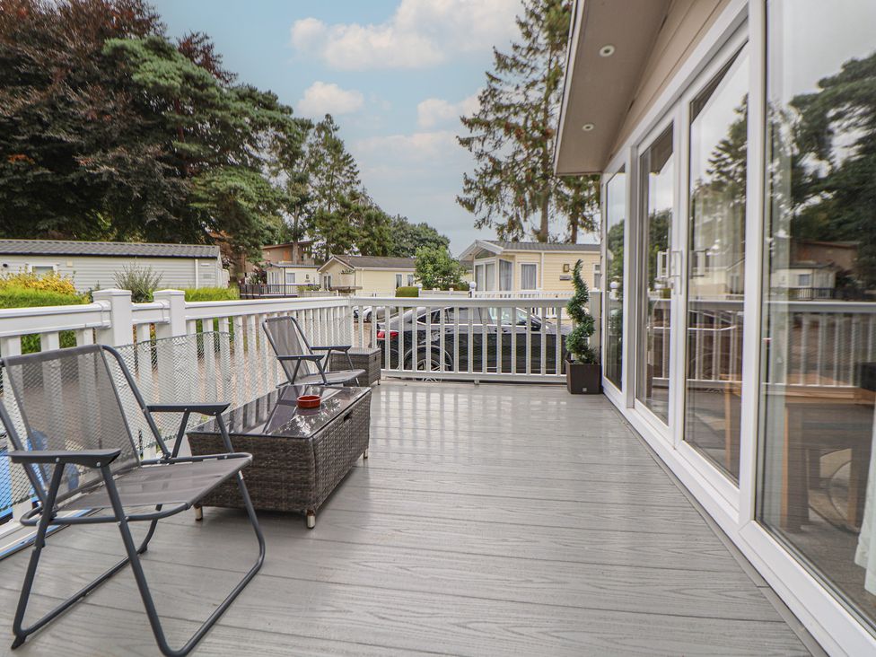 A deck with two chairs and a table at Delta Superior