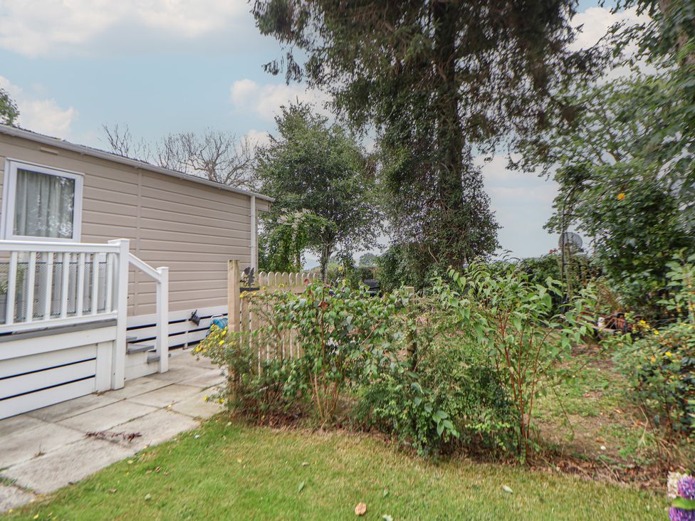 A house with a garden and fence at Delta Superior 