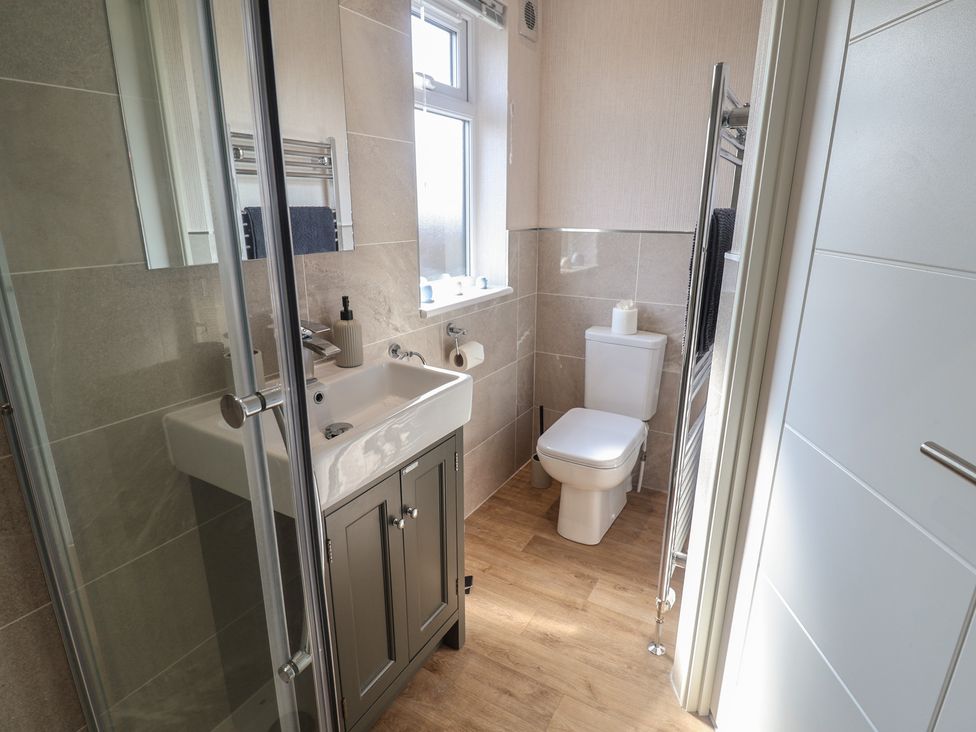 A bathroom with a shower, sink and toilet at Lodge 1 Norwich