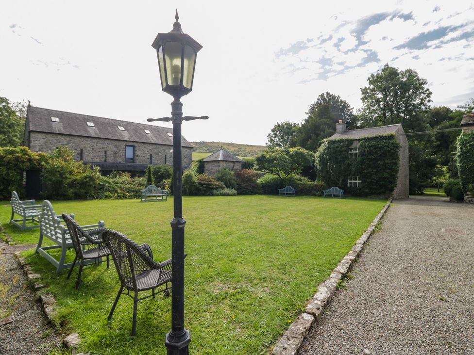 An outdoor area with benches and a lamp post at The Laundrymaid's Cottage Cartmel