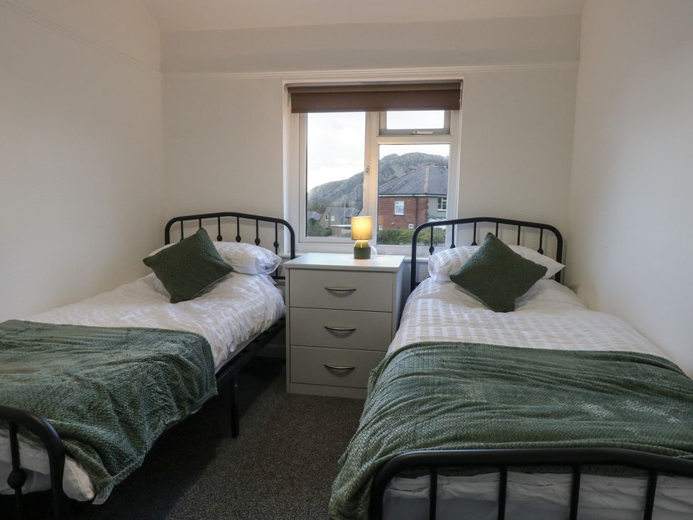 A bedroom with two beds and a drawer unit at Tan Y Mynydd in Dwygyfylchi