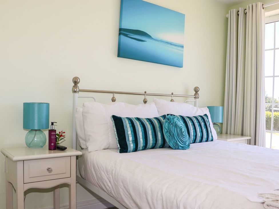 A bedroom with a bed and bedside tables at Atlantic View (1 bed) Bude