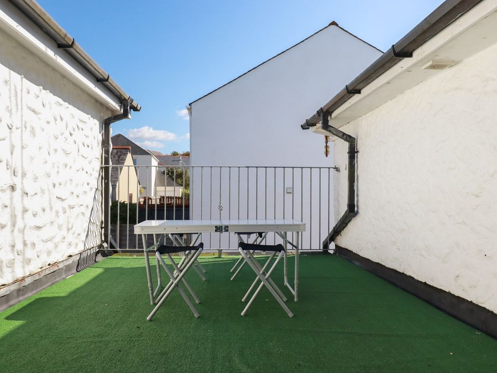An outdoor space with a table and chairs at The Loft in Probus