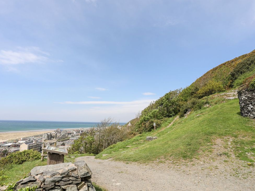 A pathway overlooking the beach and ocean at The Ingle in Barmouth