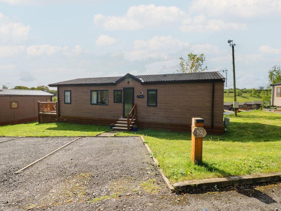 A lodge with steps and a deck at Lodge 52 in Richmond