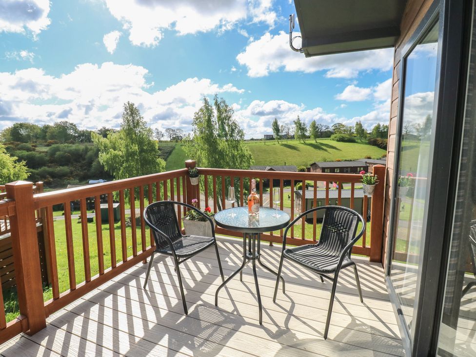 A balcony with a table and chairs at Lodge 52 in Richmond