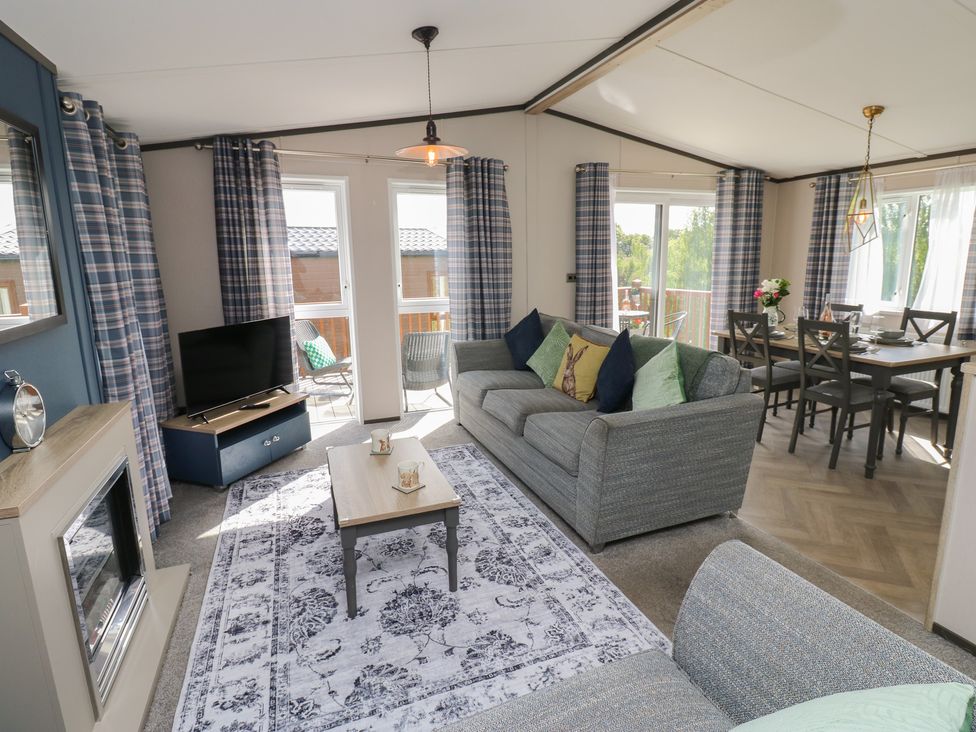 A living room with a sofa and a dining area at Lodge 52 in Richmond
