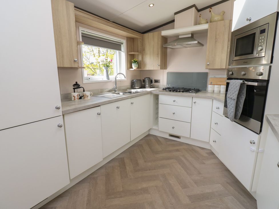 A kitchen with cabinets and appliances at Lodge 52 in Richmond