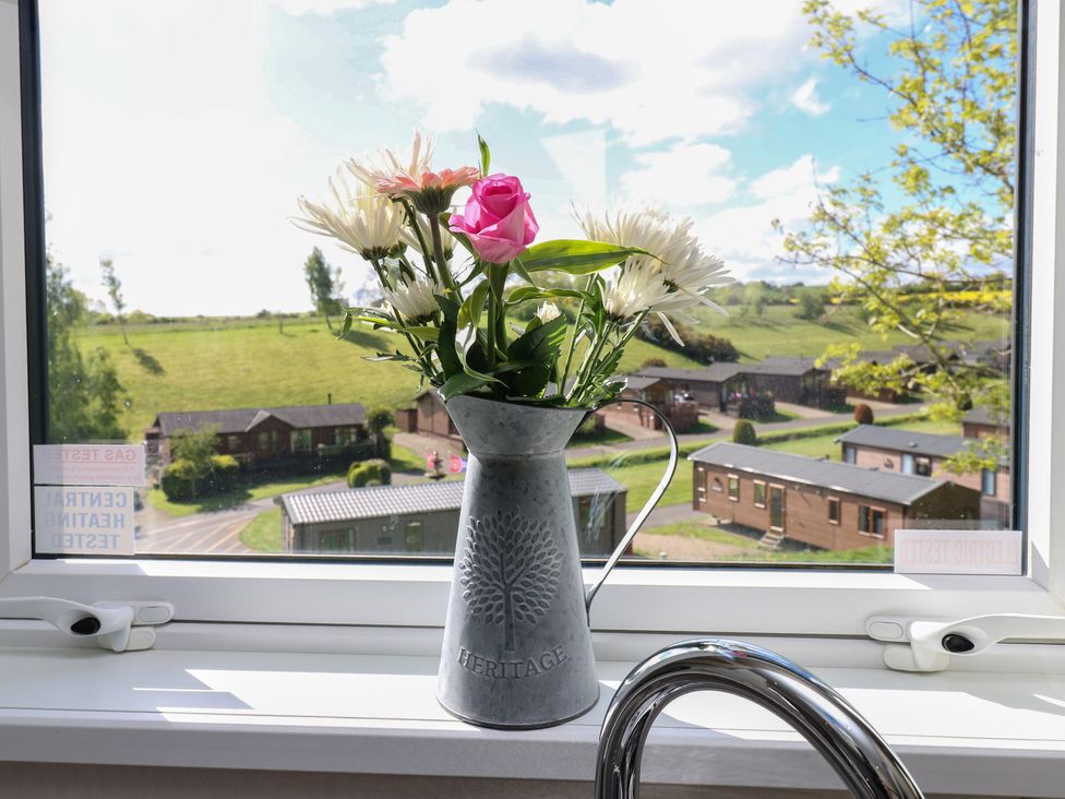A vase with flowers on a windowsill at Lodge 52 in Richmond